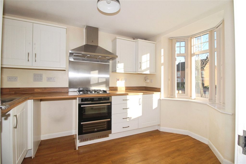 Property photo 2 of 16 Fitted Kitchen