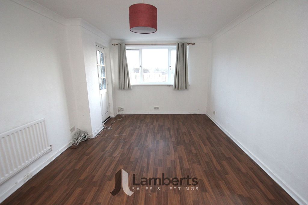 Property photo 3 of 13 Lounge