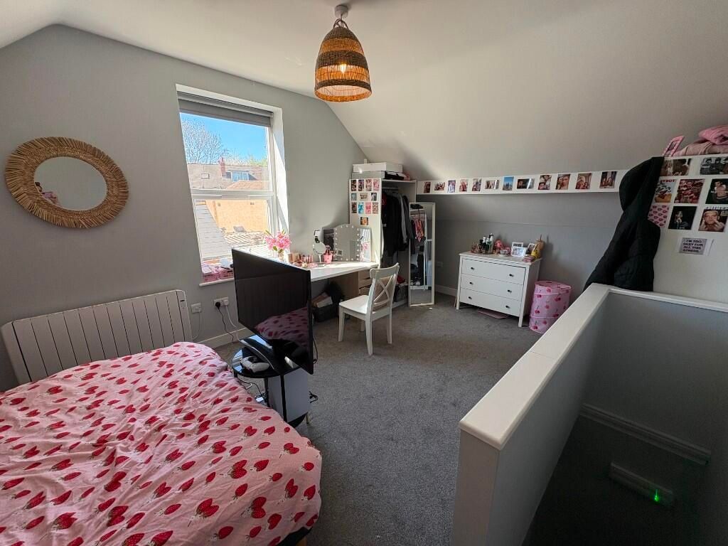 Property photo 1 of 11 A Bright And Cozy Double Bedroom Featuring Two Bed...