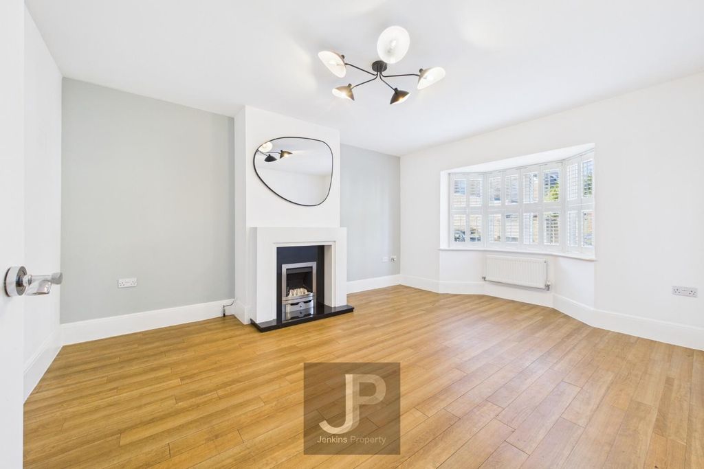 Property photo 2 of 23 Lounge.Jpg