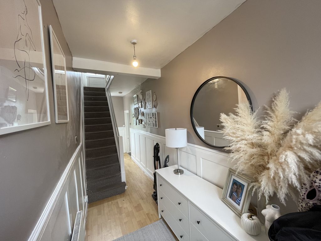 Property photo 2 of 14 Hallway (1)