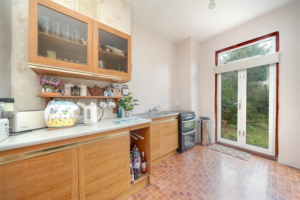 Property photo 3 of 12 Kitchen