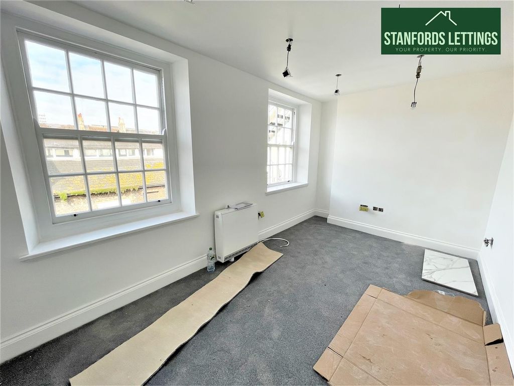 Property photo 1 of 6 Bed With Carpet.Jpg