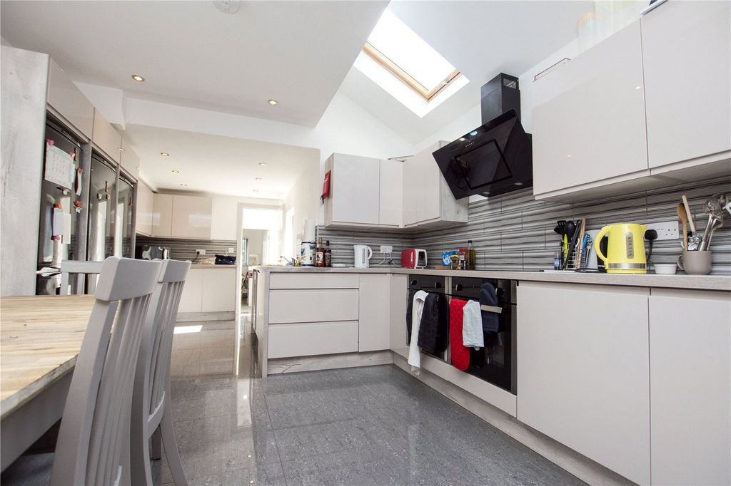 Property photo 2 of 18 Picture No. 11