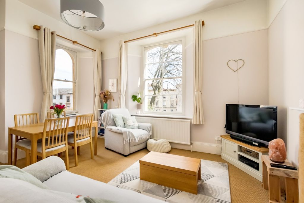 Property photo 2 of 13 Sitting/Dining Room