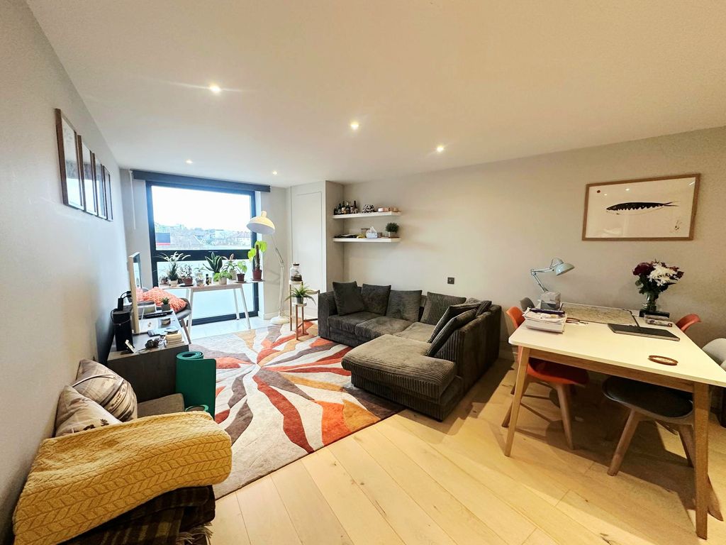 Property photo 1 of 8 Photo 5