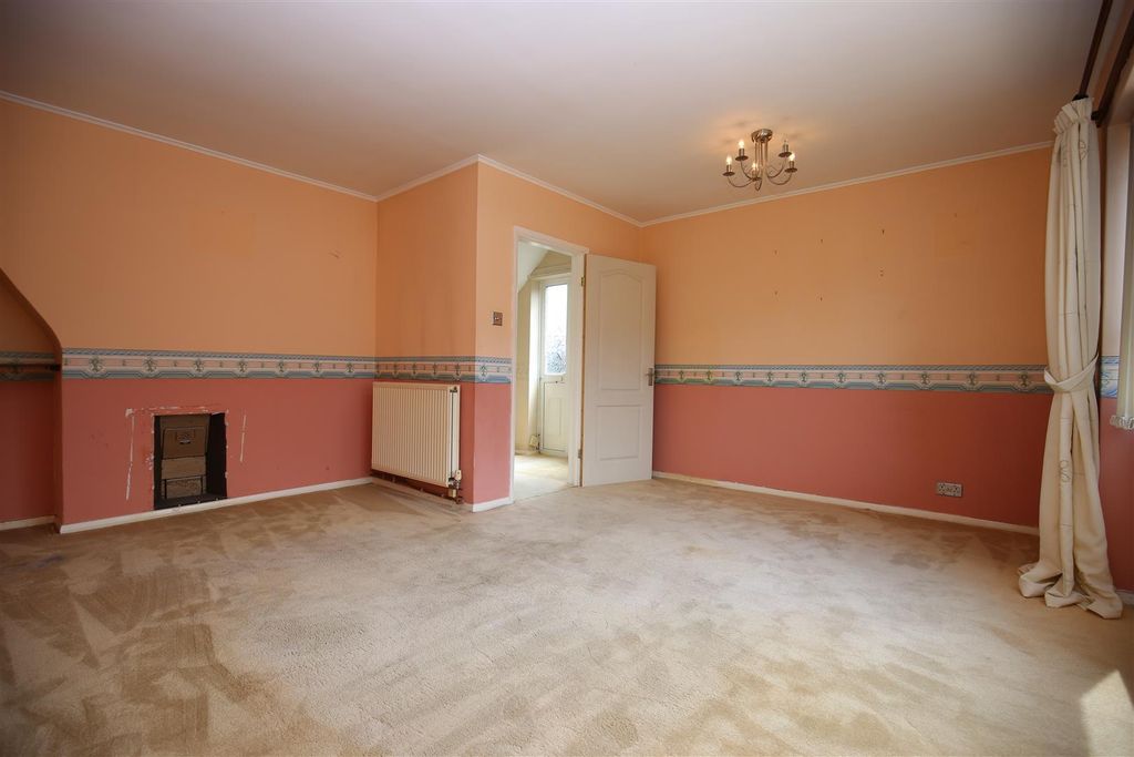 Property photo 2 of 16 Lounge