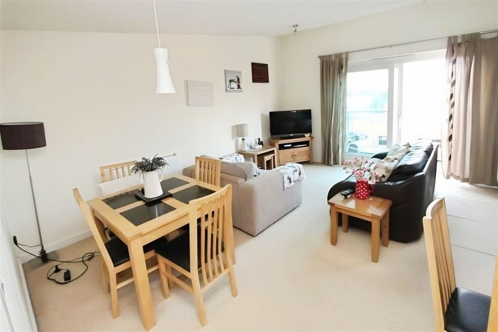 Property photo 3 of 9 (Main)