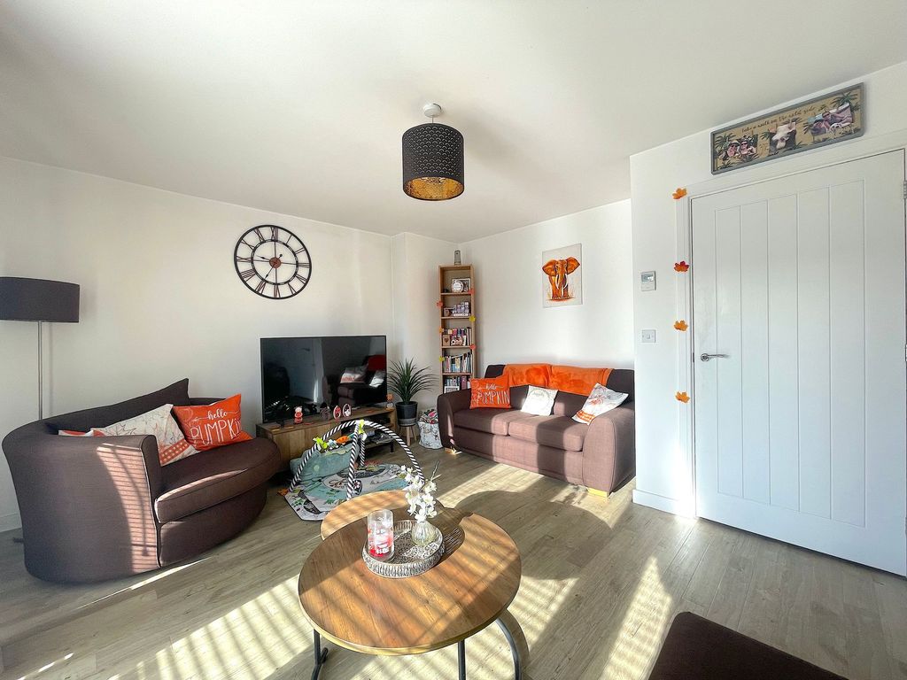 Property photo 2 of 19 Living Room (1)