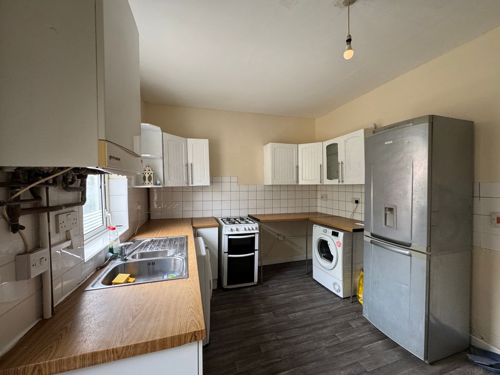 Property photo 3 of 10 Kitchen