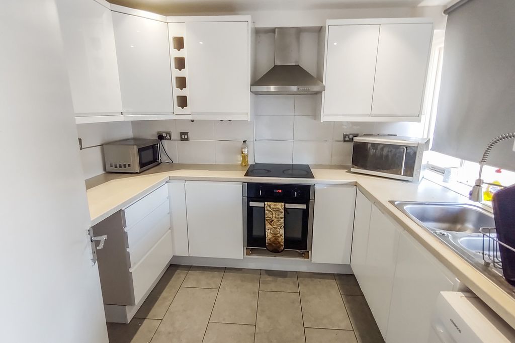 Property photo 2 of 11 26 Douglas Road, Addlestone, Kt15 2Dz
