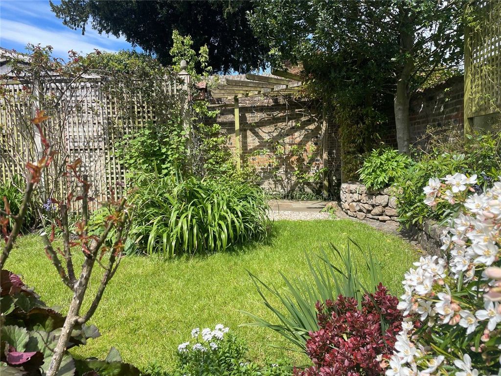 Property photo 2 of 14 Garden