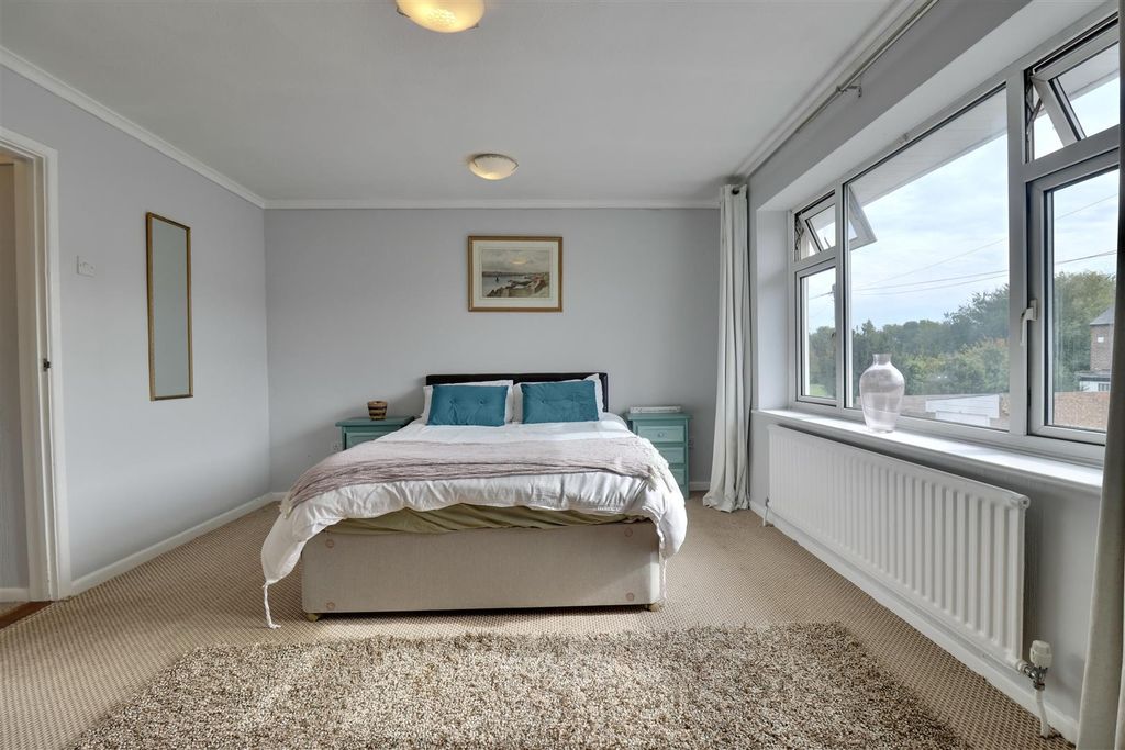 Property photo 3 of 14 E41E453C-83CE-48Ef-Bce4-Dbeb1CE98C4D_1_201_A.Jpeg
