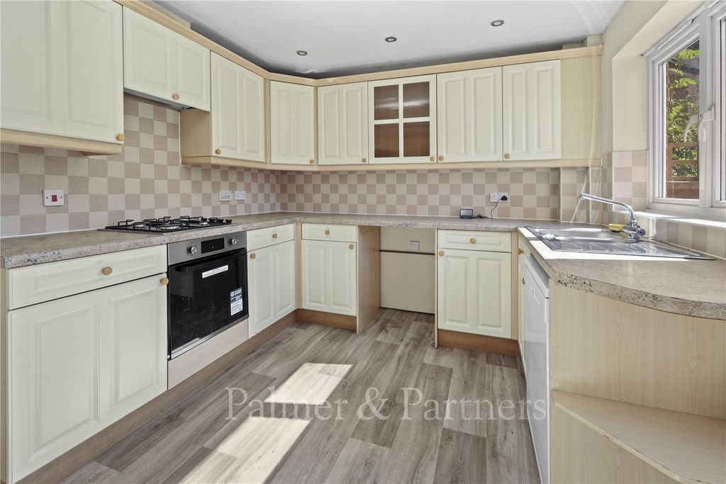 Property photo 3 of 18 Kitchen