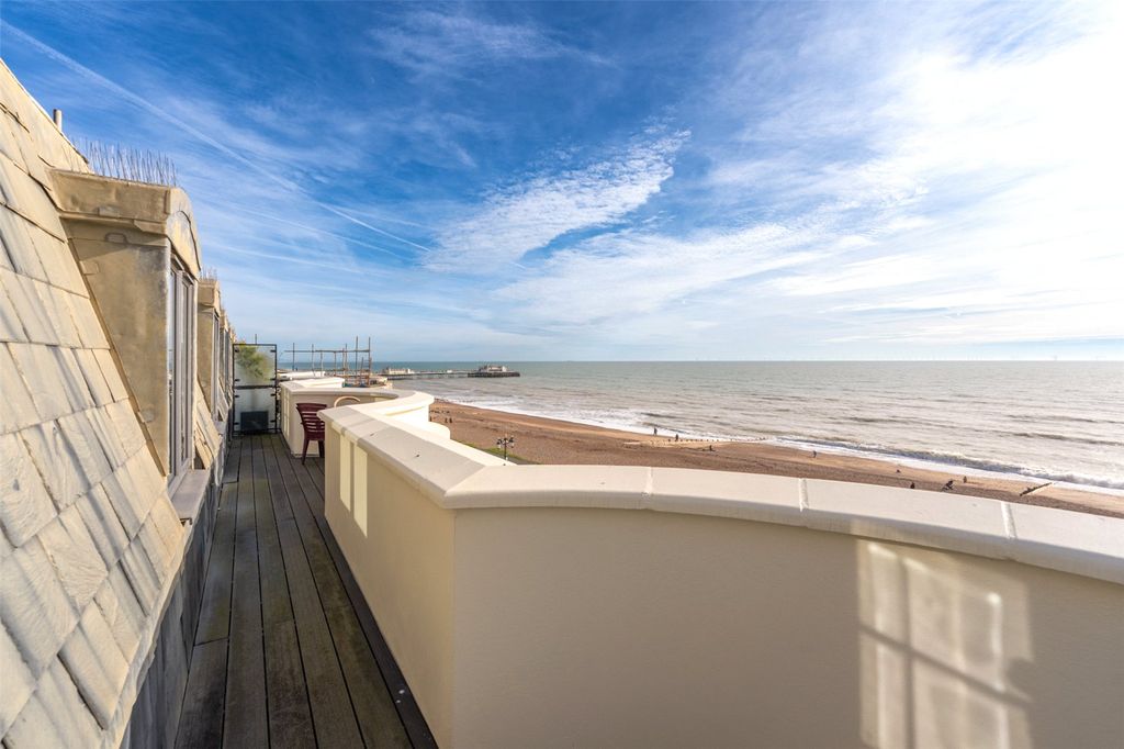 Property photo 2 of 11 Balcony