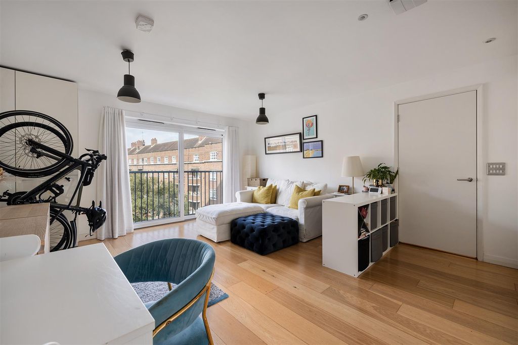 Property photo 1 of 20 Cresset Road, E9