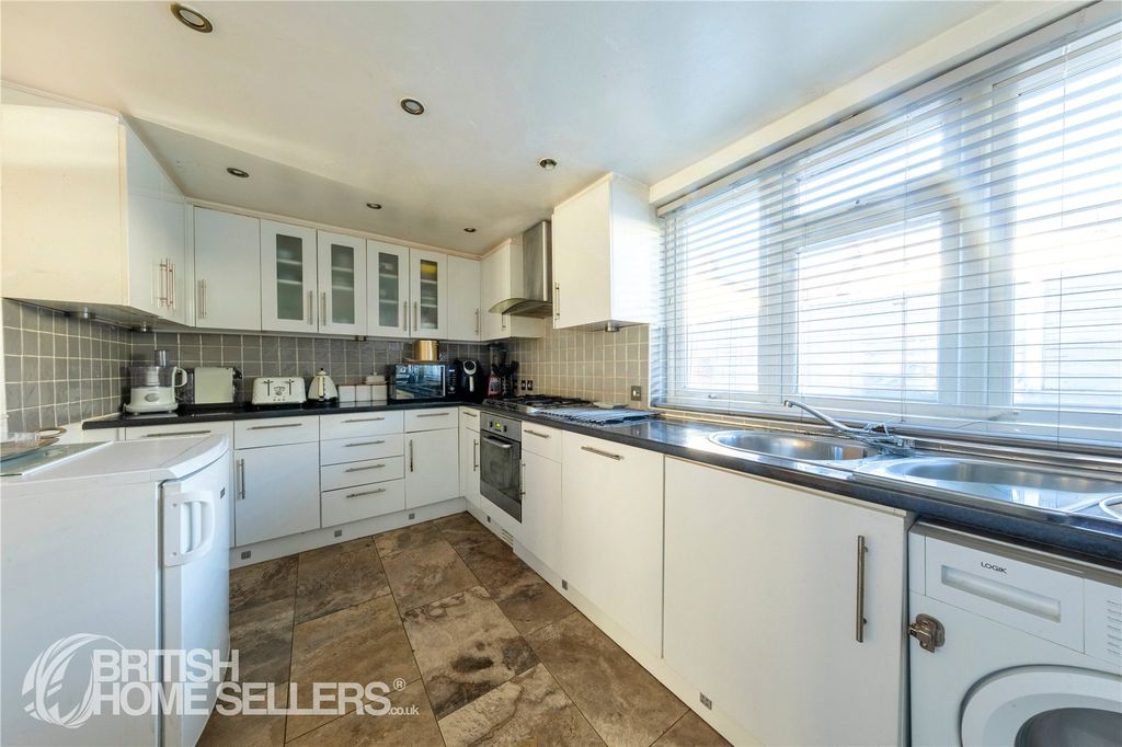 Property photo 2 of 18 Picture No. 12