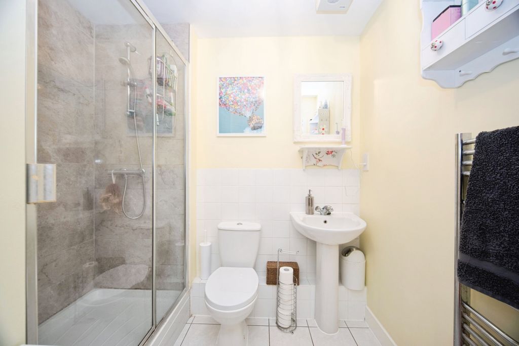 Property photo 3 of 16 Bathroom