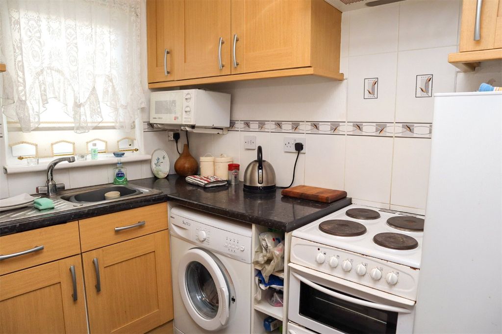 Property photo 3 of 11 Kitchen