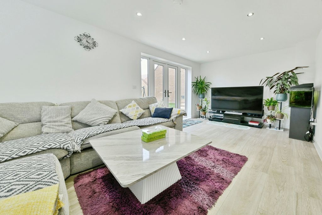 Property photo 2 of 17 Lounge