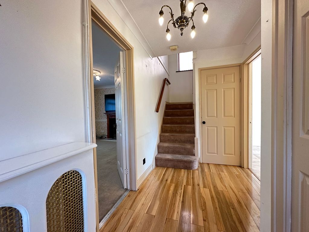 Property photo 2 of 20 Entrance Hall