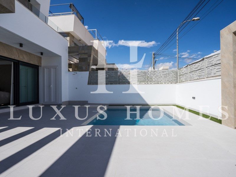 Property photo 2 of 34