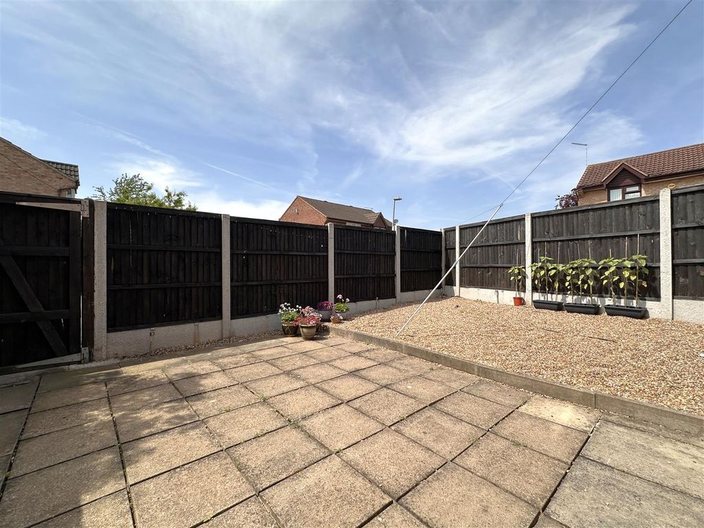 Property photo 3 of 12 Low-Maintenance Garden 048