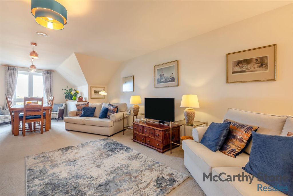 Property photo 3 of 28 8667988-Interior20.Jpg