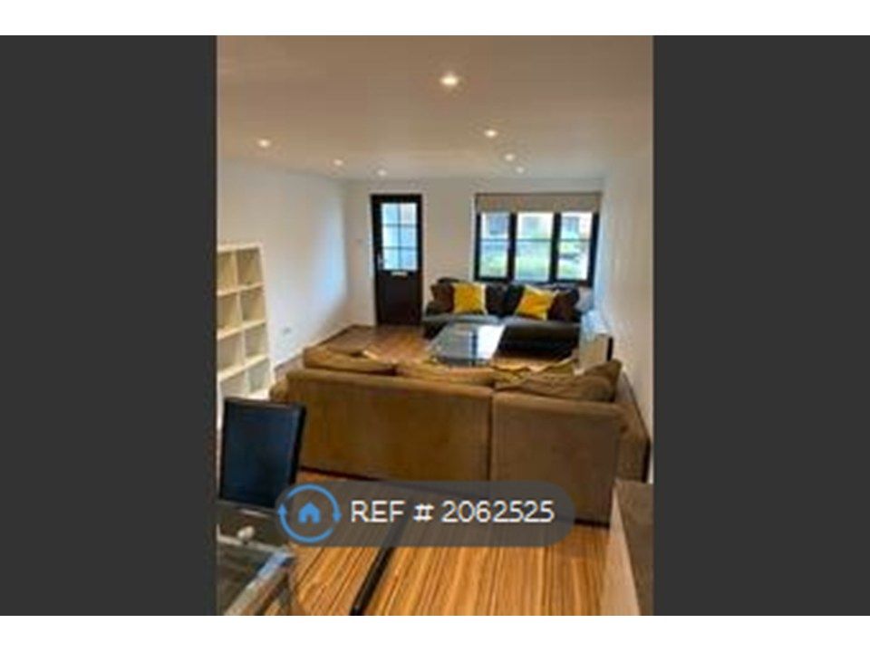 Property photo 1 of 9 Dining Area/Living Room