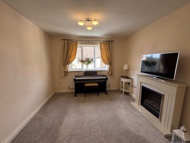 Property photo 2 of 8 Lounge 1
