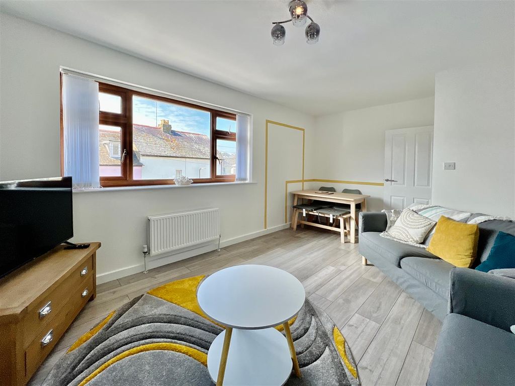 Property photo 3 of 13 Flat 2 Garrow Court 3.Jpg