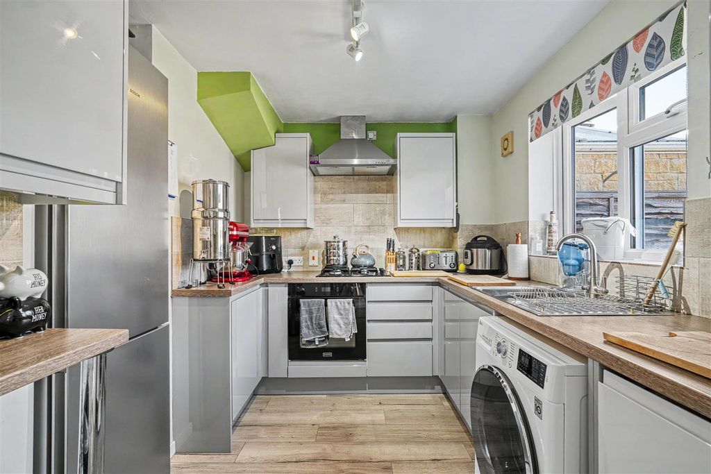 Property photo 2 of 9 Kitchen
