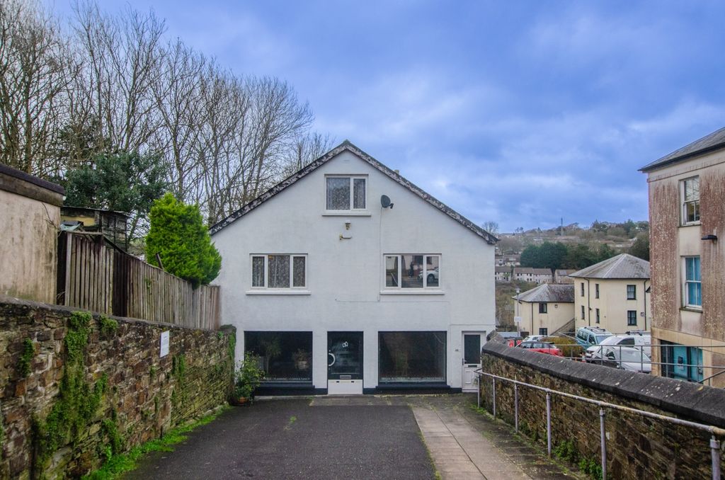 Property photo 1 of 18 85 Fore Street Bodmin 01208 74182-34