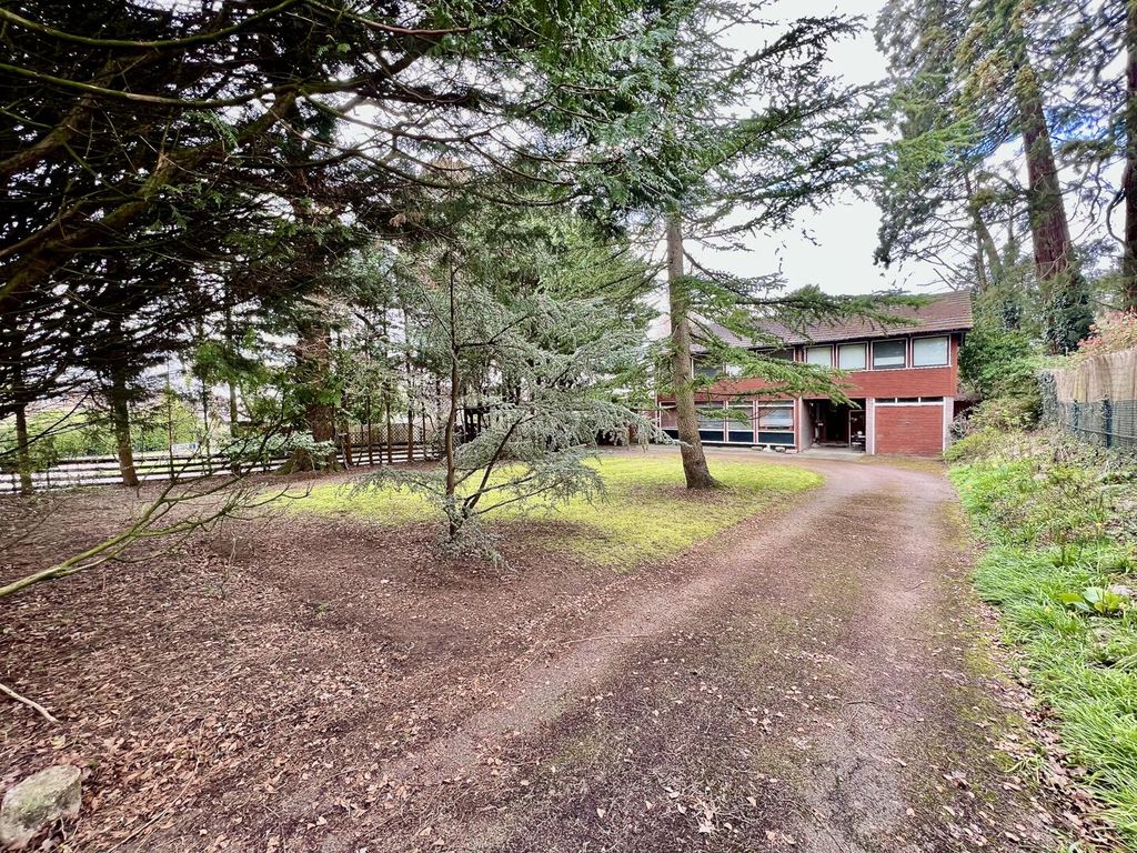 Property photo 1 of 17 Driveway