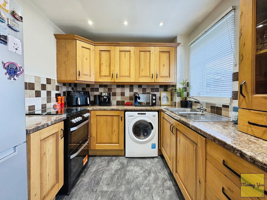 Property photo 3 of 18 Kitchen