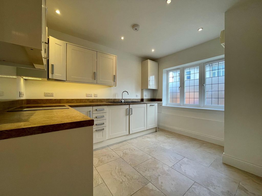 Property photo 1 of 10 Kitchen