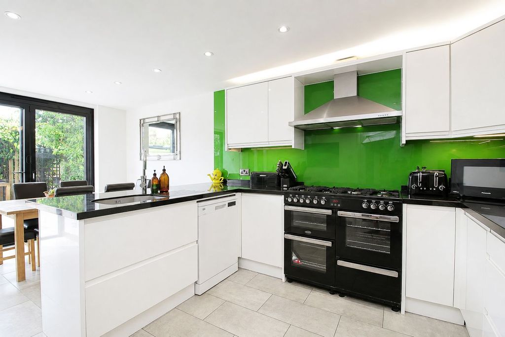 Property photo 2 of 18