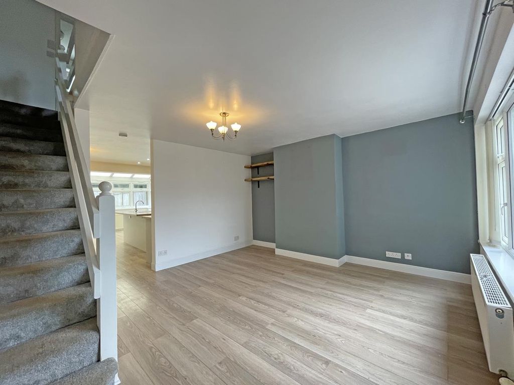 Property photo 3 of 21 Summers Close 14 - Lounge 2.Jpg