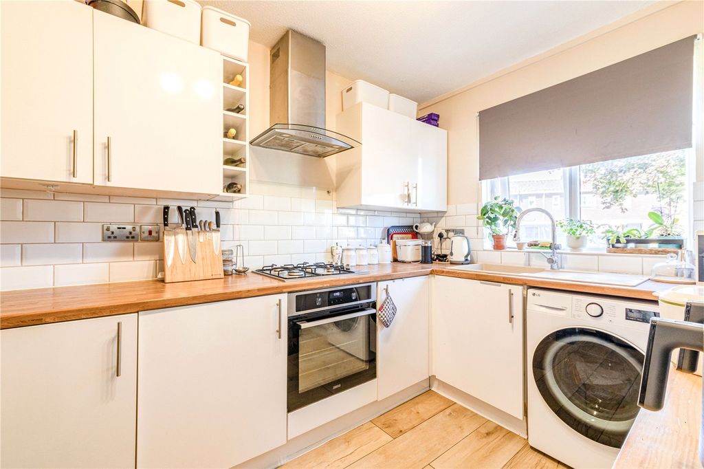 Property photo 2 of 10 Kitchen