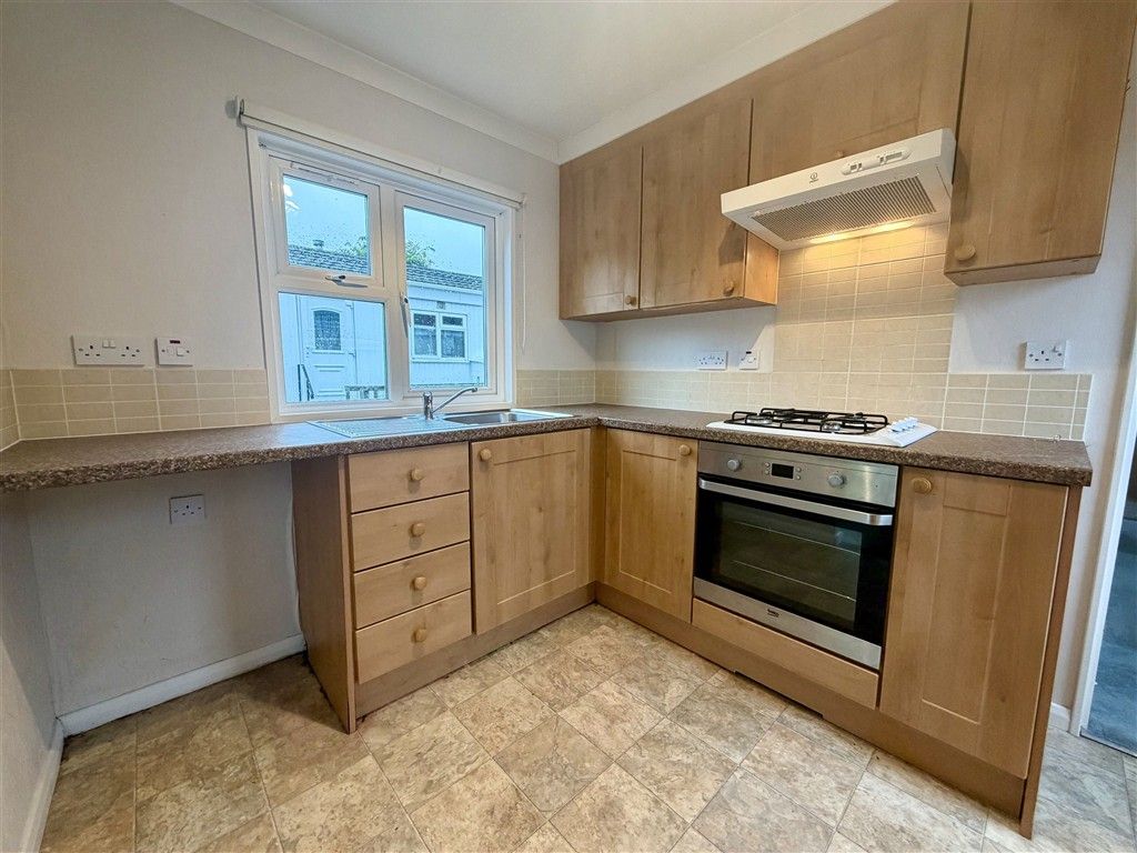 Property photo 3 of 8 Kitchen
