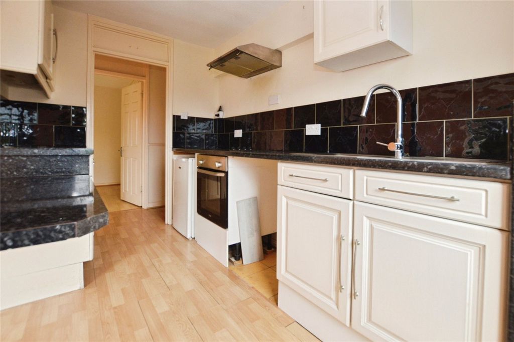 Property photo 2 of 10 Kitchen