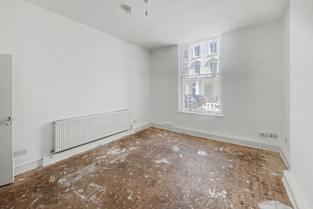 Property photo 3 of 12 Flat B, 106 Alderney Street, Pimlico, London, Sw1V 4Ez