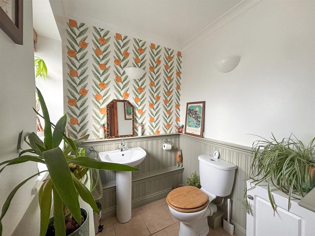Property photo 3 of 22 Cloakroom