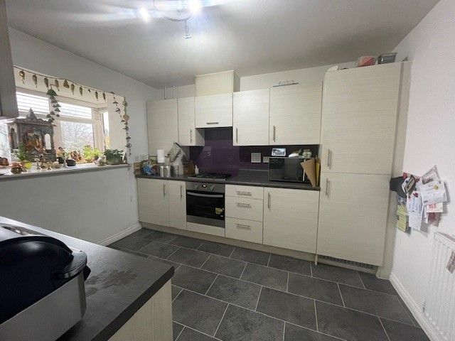 Property photo 3 of 12 Kitchen