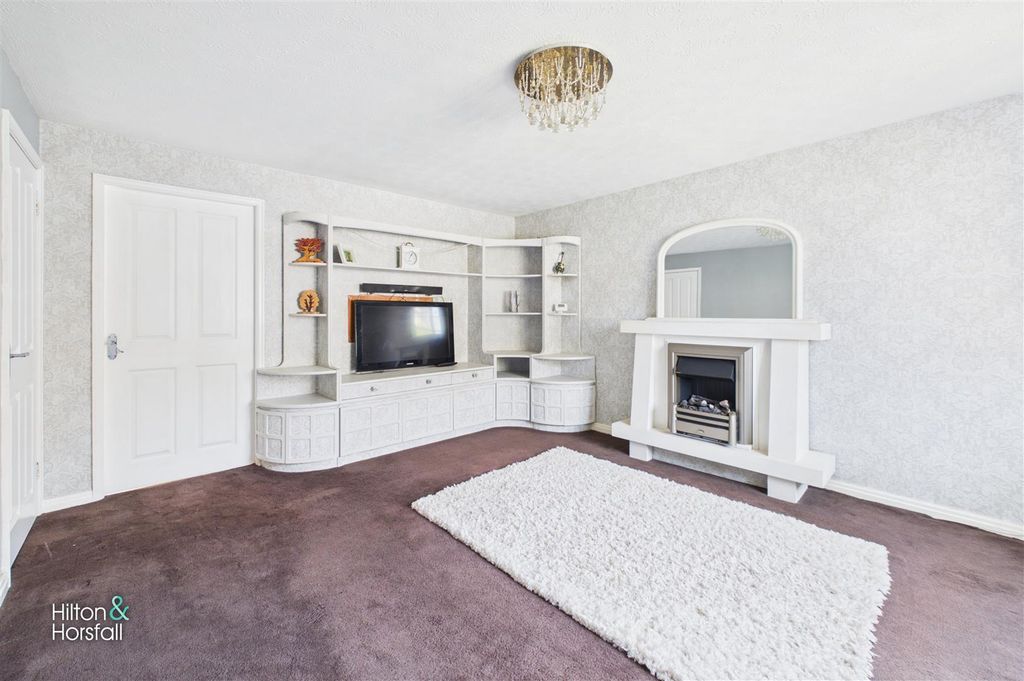 Property photo 3 of 15 St Georges Close