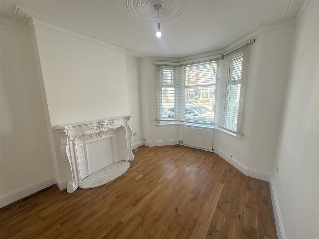 Property photo 1 of 10 Through Lounge