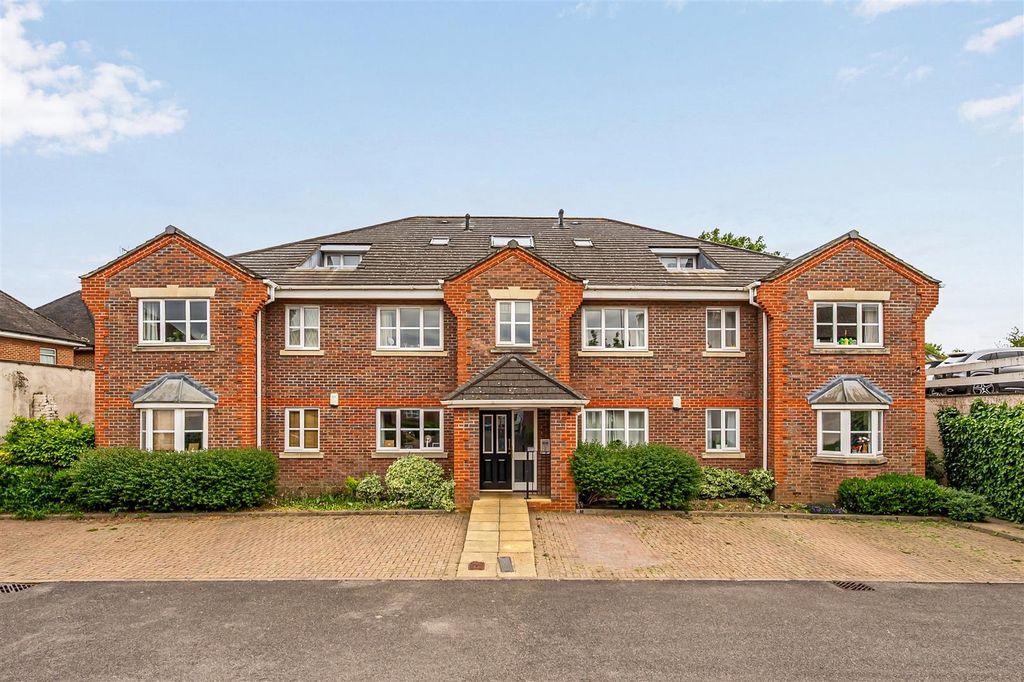Property photo 1 of 11 6, Amelia Close-1.Jpg
