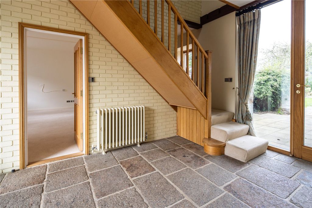 Property photo 3 of 17 Entrance Hall
