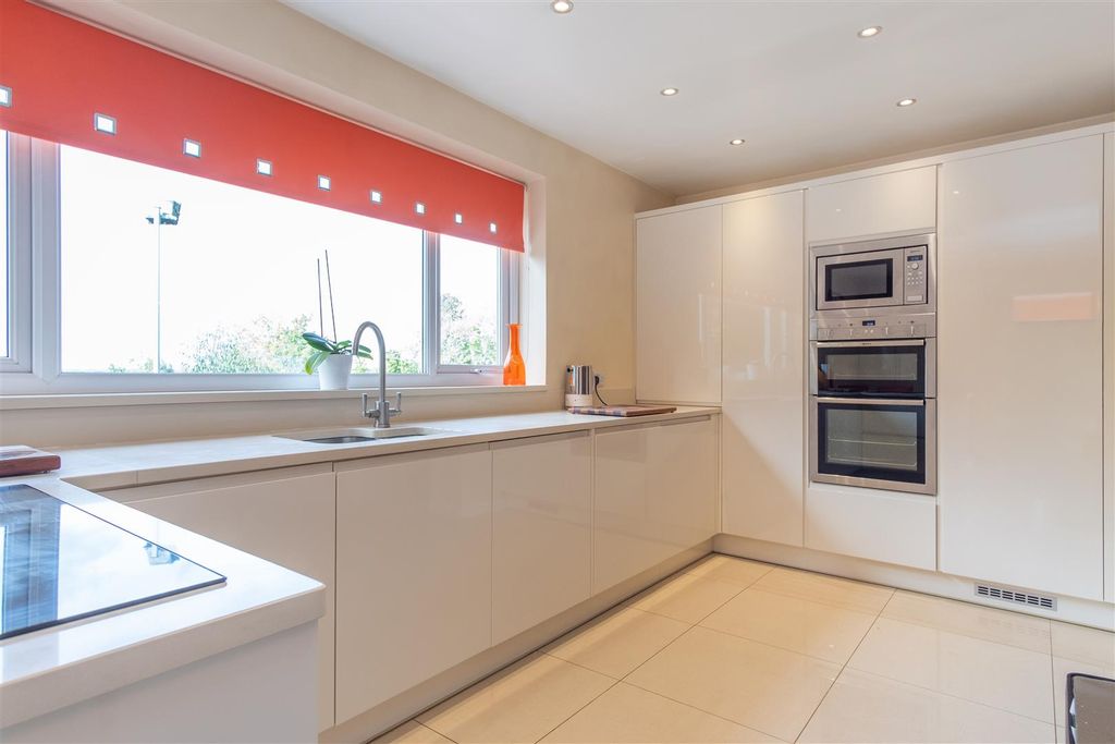 Property photo 3 of 29 Kitchen/Breakfast Room