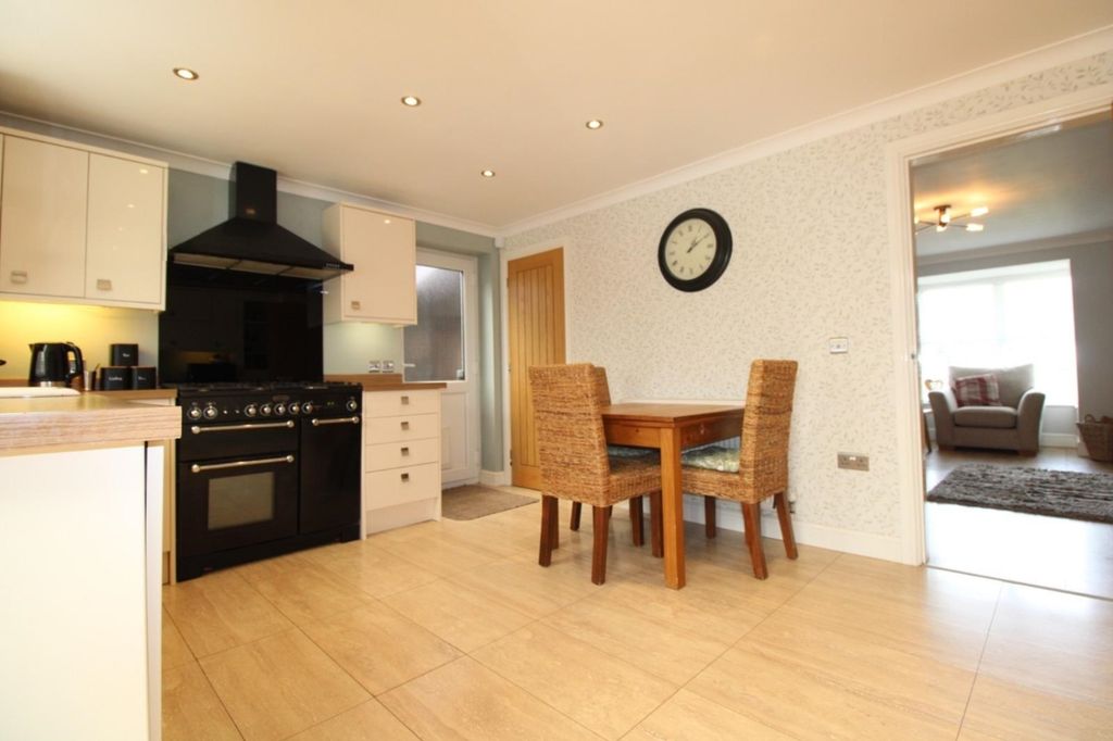 Property photo 3 of 11 Kitchen